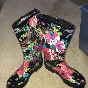NEW WITH TAGS sakroots rain boots